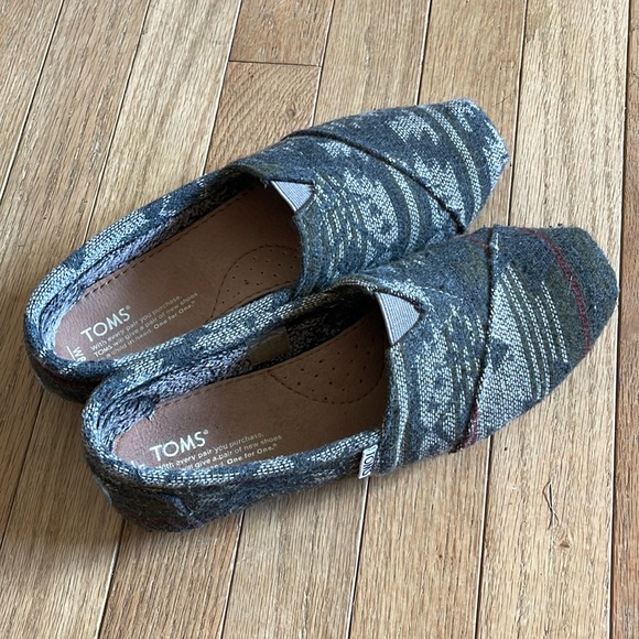 Tom’s fleece lined slip ons - Picture 1 of 4